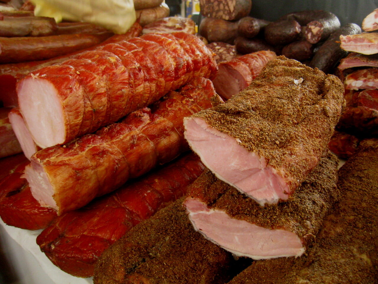 Копченый рынок. Копченое мясо. Деликатесы из мяса. Мясные деликатесы из свинины. Мясные копчености ассортимент.